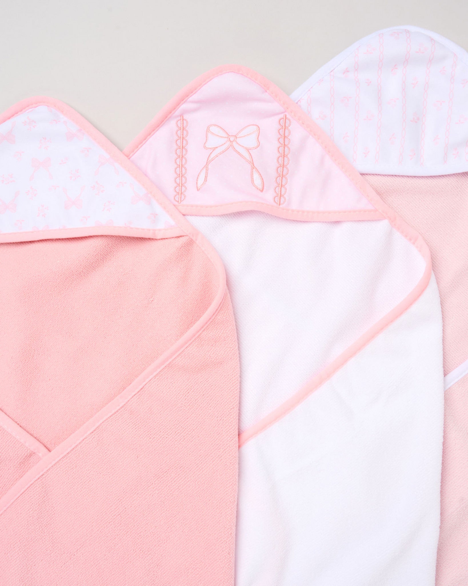 Hooded Towel and Wash Cloth Set "Bows"